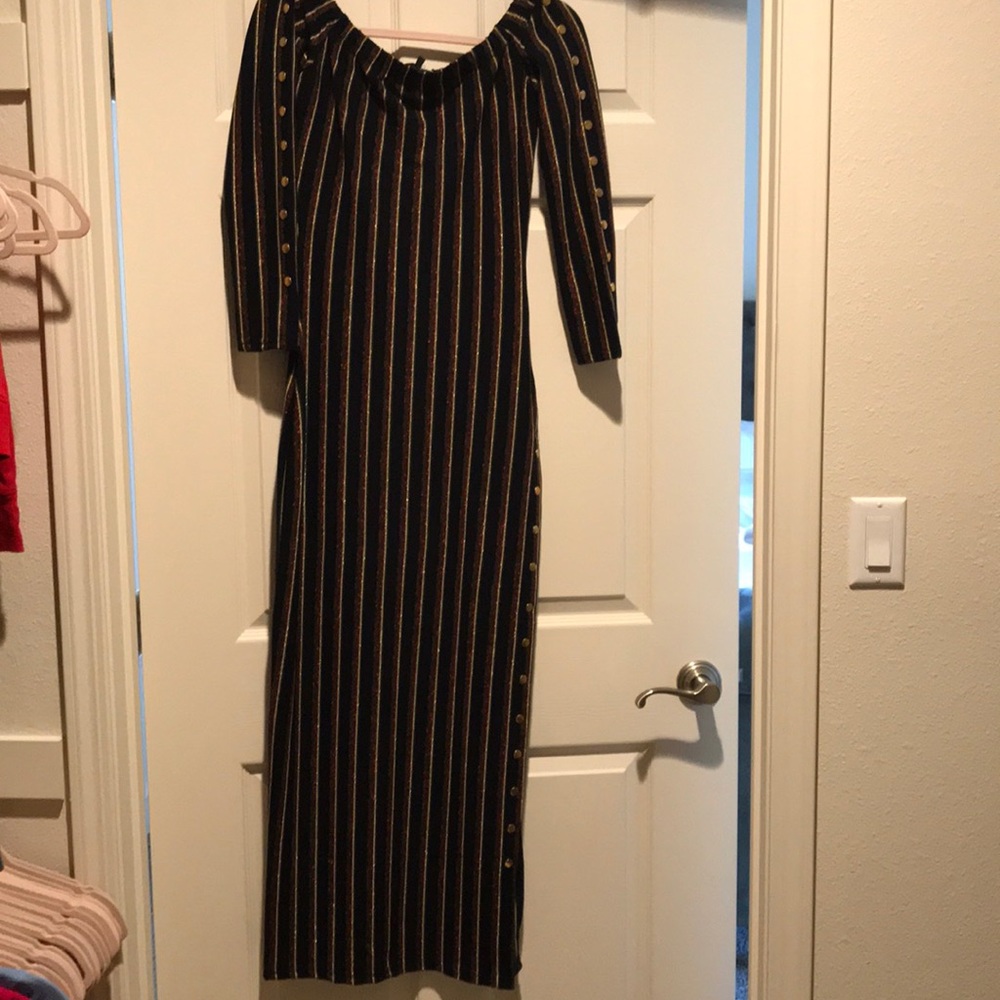 Fitted body dress with buttons on the side.